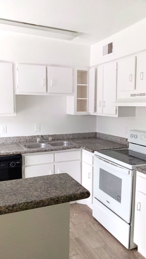 Photo - 5625 Antoine Dr #708 Apartment