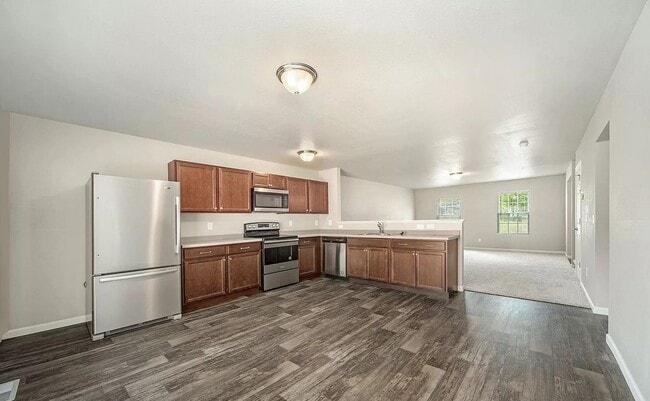 Building Photo - Newer Home for Lease in Leslie!