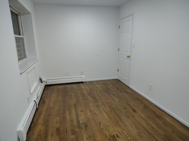 Foto del edificio - 1 bedroom in OZONE PARK NY 11417