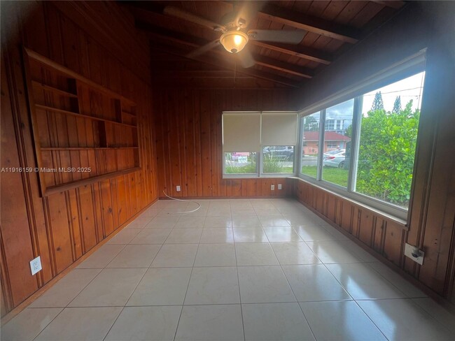 Building Photo - 206 SE 10th St