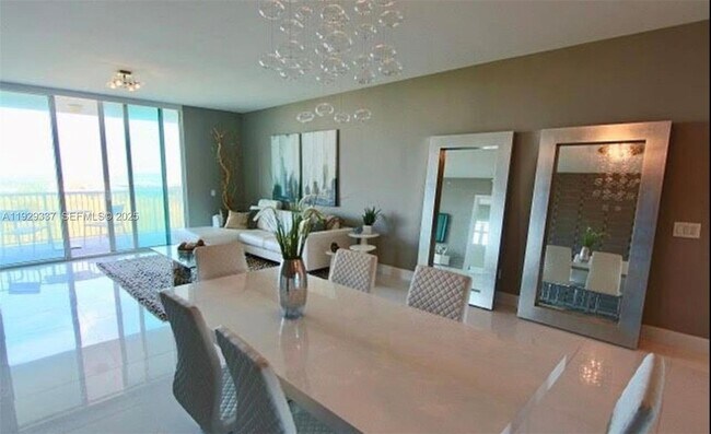 Foto del edificio - 14951 Royal Oaks Ln