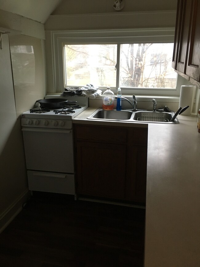 Unit#4 Kitchen - 302 S Madison St