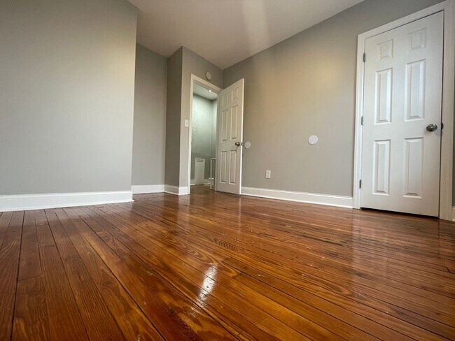 Building Photo - Beautiful 2 Bedroom End Row Home in Libert...