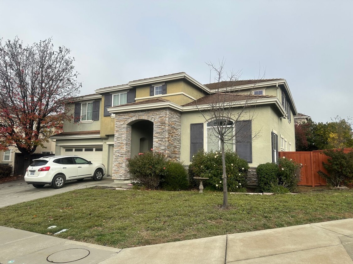 Primary Photo - Beautiful two-story in Paradise Crest!