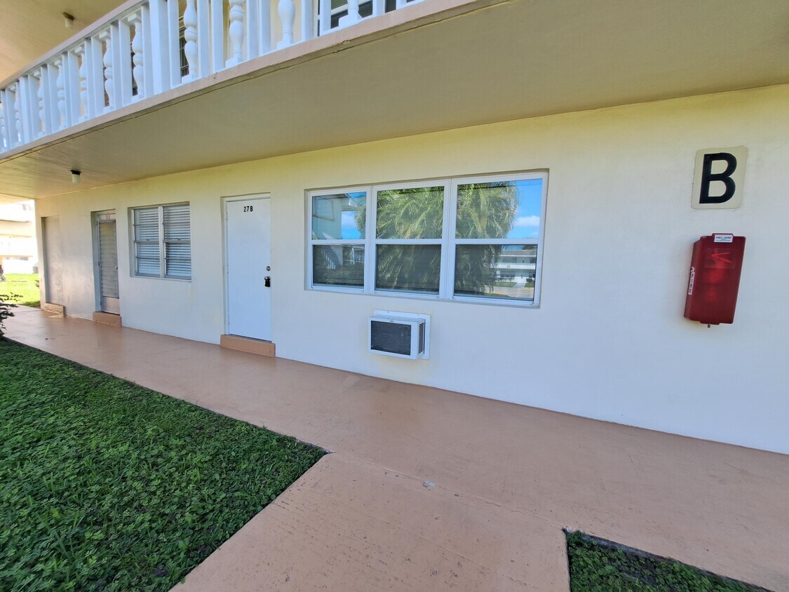 27 Easthampton B, West Palm Beach, FL 33417 Condo for Rent in West