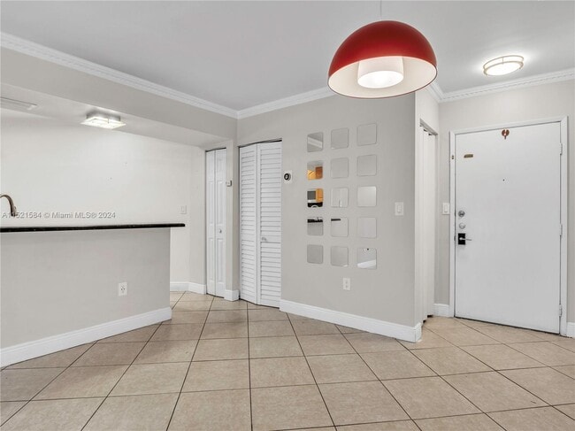 Building Photo - 9725 Fontainebleau Blvd