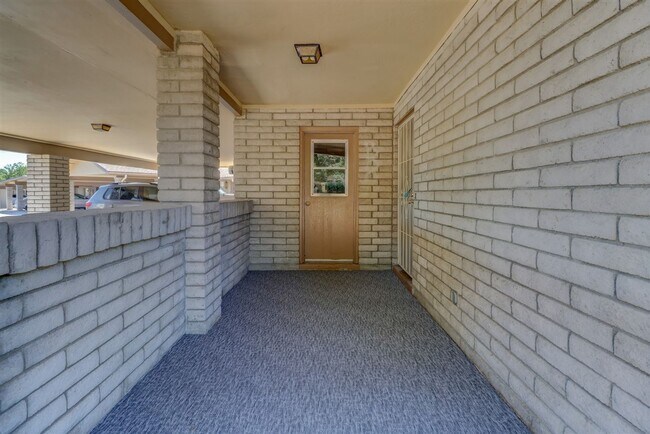 Building Photo - Townhome between Downtown and Thumb Butte!