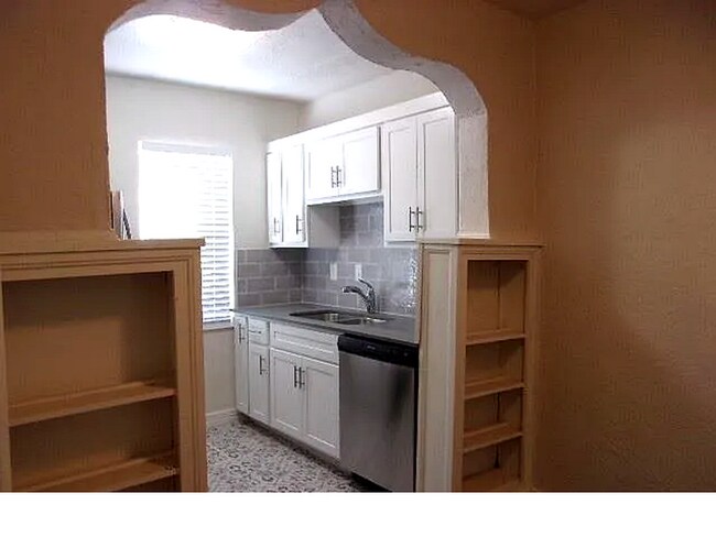 Foto del edificio - Charming 1-Bed in Gatewood with Hardwood F...