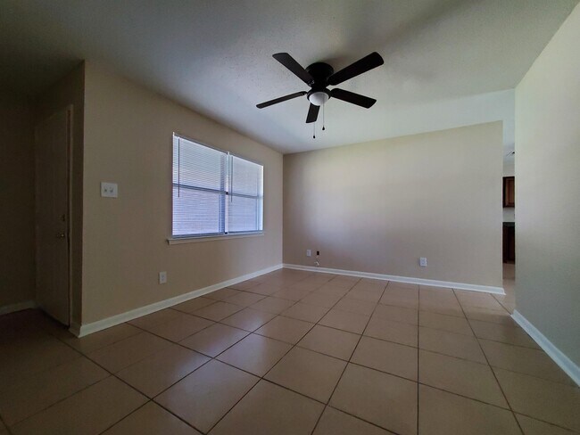 Building Photo - 1805 Courtney Dr