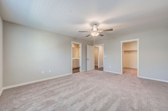 Dormitorio principal extra grande y armario. - 3256 Boston Rd