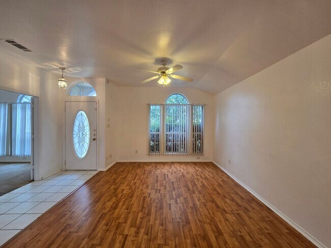 Foto del edificio - AVAILABLE NOW!