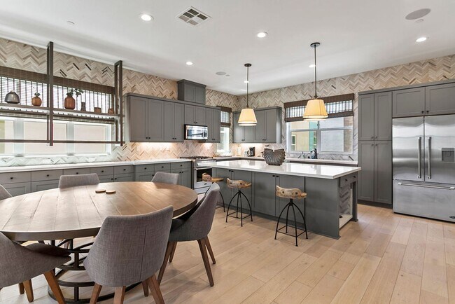 Foto del edificio - FURNISHED MODEL TOWNHOME IN HOA COMMUNITY