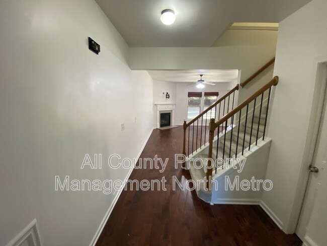 Foto del edificio - 3048 Cross Creek Dr