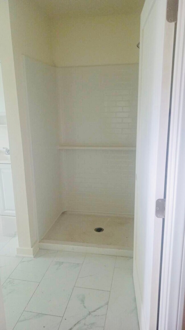 Building Photo - 690 W 8th St