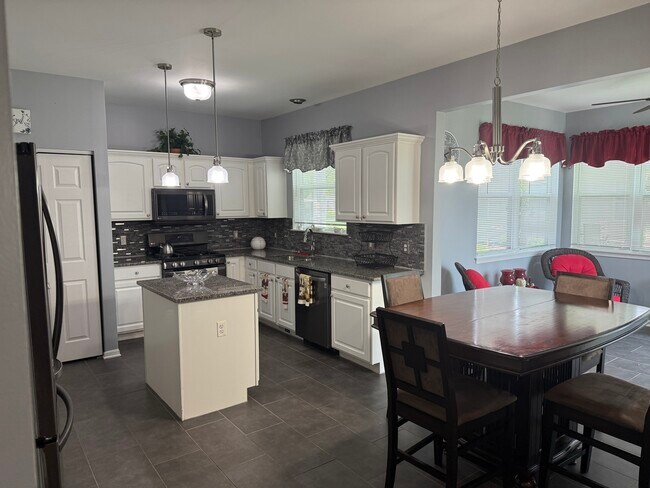 Building Photo - 1581 Ludington Cir