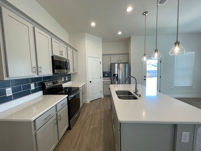 Foto del edificio - 3 Bedroom, 2 bathroom in Twin Beech Estate...