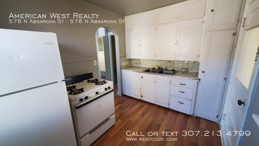 Building Photo - 578 N Absaroka St