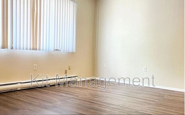 Building Photo - 1919 W Alexis Rd