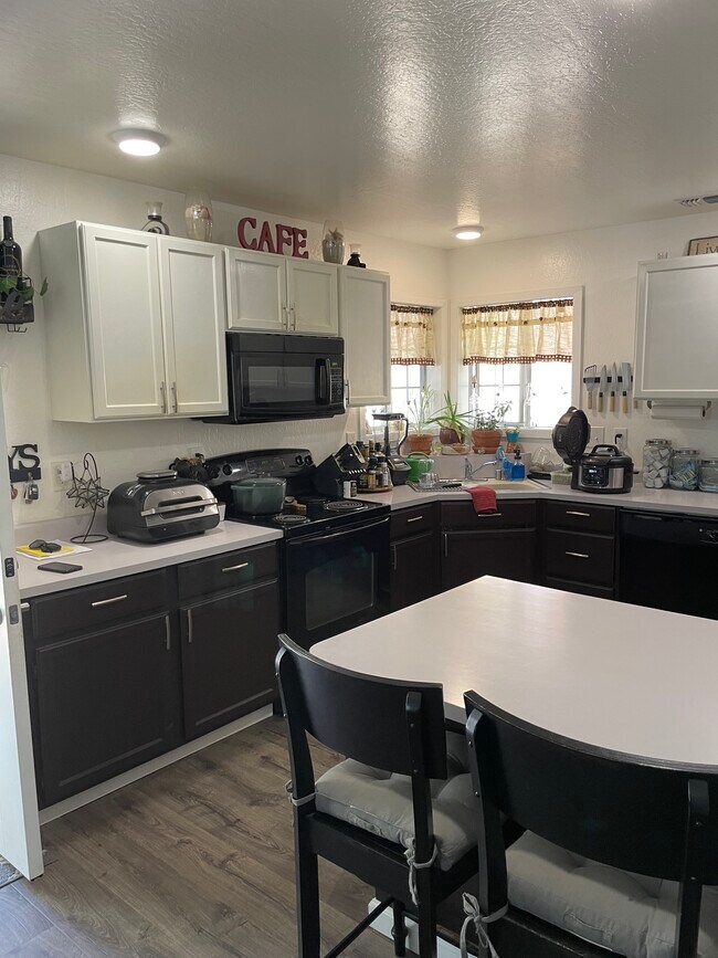 Kitchen - 824 Poverty Hill Dr