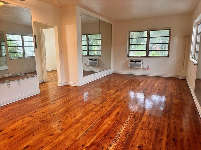 Foto del edificio - 4740 Pine Tree Dr