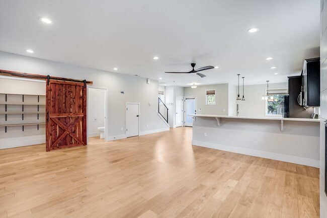 Building Photo - Beautiful 3 Bed, 3 Bath Rental Home in Bre...