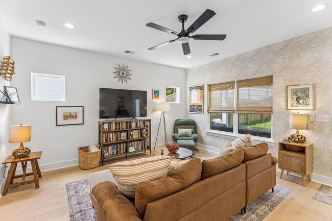 Building Photo - 2025 Pleasant Cv