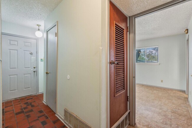 Foto del edificio - 8401 Tecumseh Dr