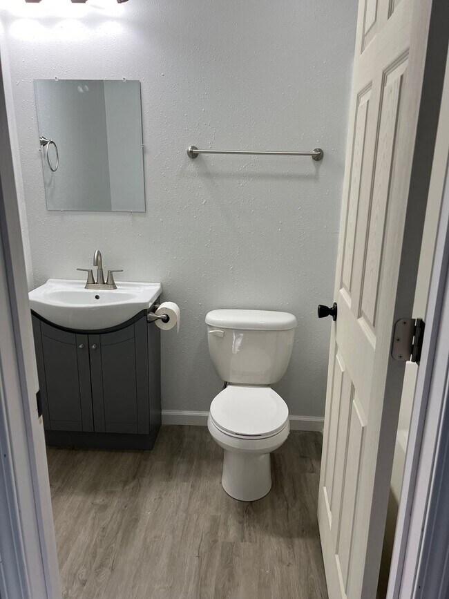 Building Photo - 3 Bedroom 2 Bathroom Newly remodeled home