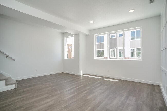 Building Photo - 356 W 290 N