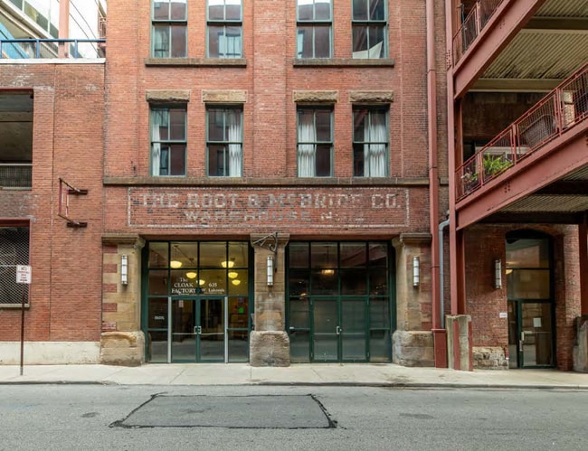 Building Photo - 635 W Lakeside Ave