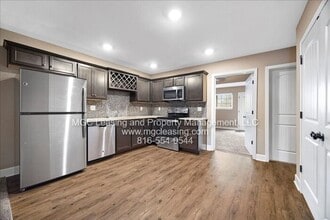 Building Photo - 512 N Foxridge Dr