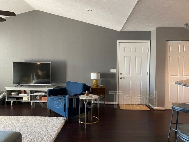 Foto del edificio - 1384 Heatherwood Ln