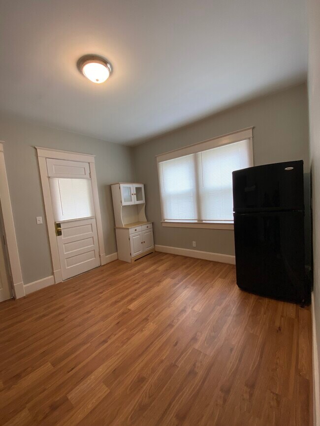 Building Photo - 22 Hendricks Pl