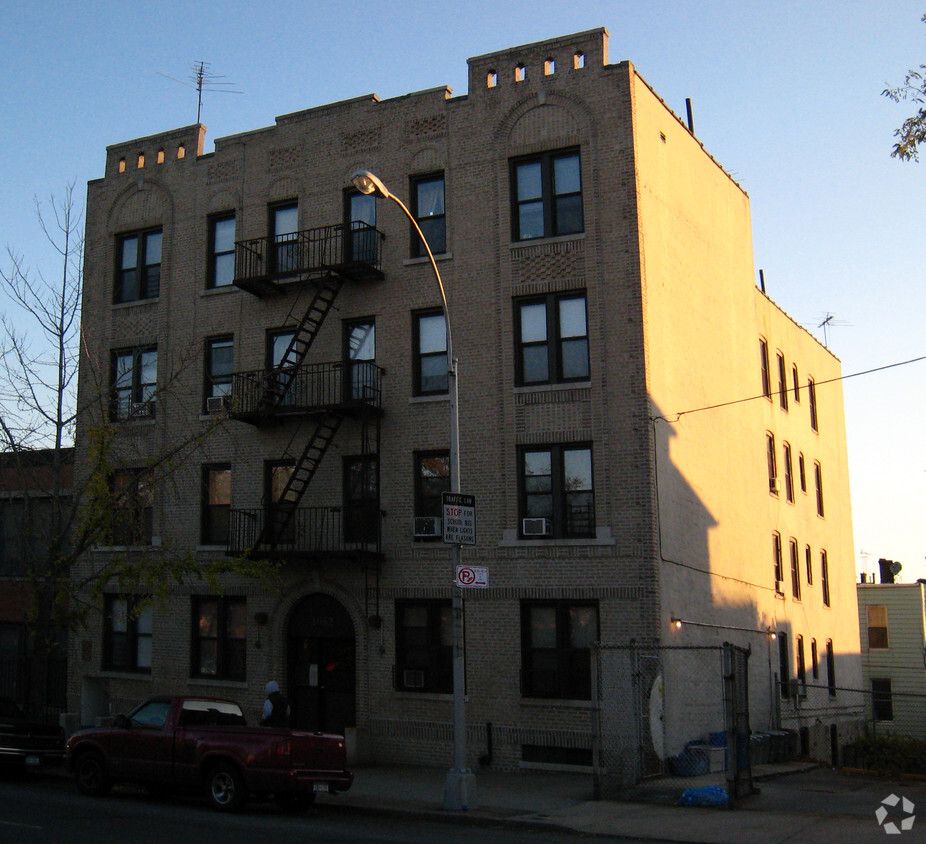 Primary Photo - 1662 White Plains Rd