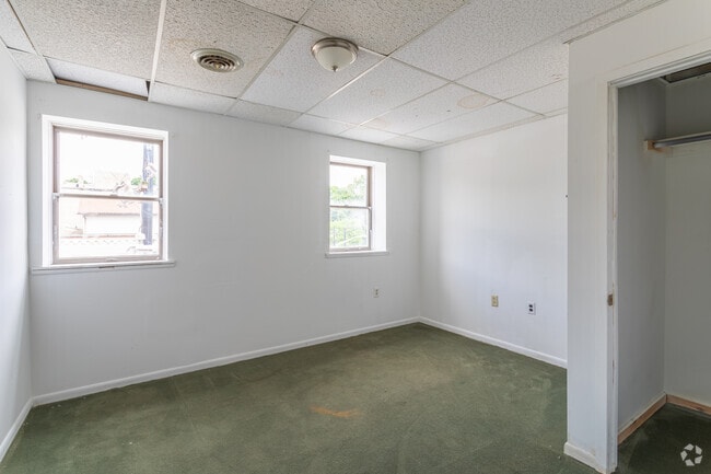Bedroom with Closet - 1838-1840 N Main Ave