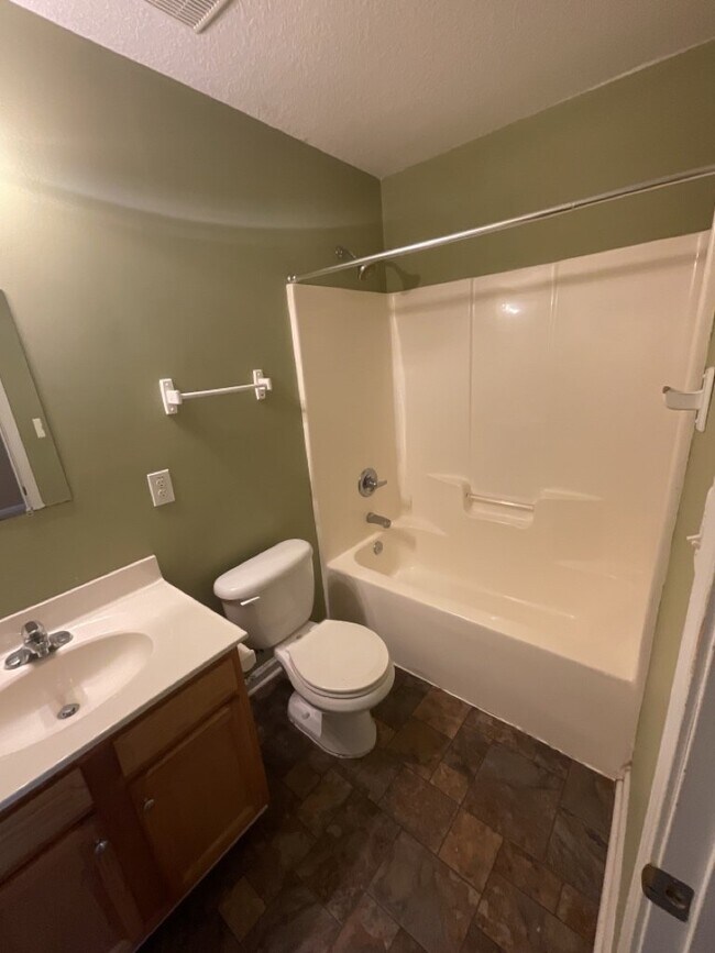 Building Photo - Charming 2 Bedroom Duplex in Richlands - 2...
