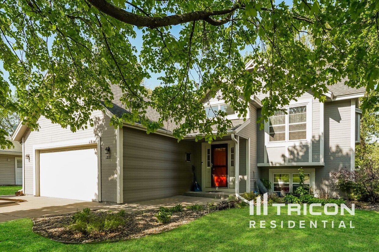 Foto principal - 2110 Helmo Ave N