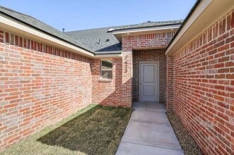 Building Photo - 7623 Woodford Ave