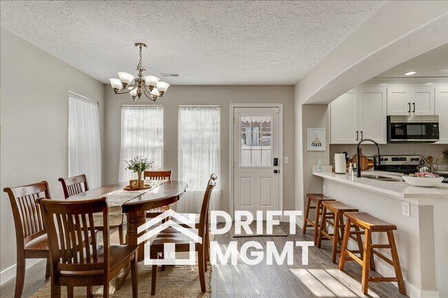 Foto del edificio - 184 E Rideout Hall Ln