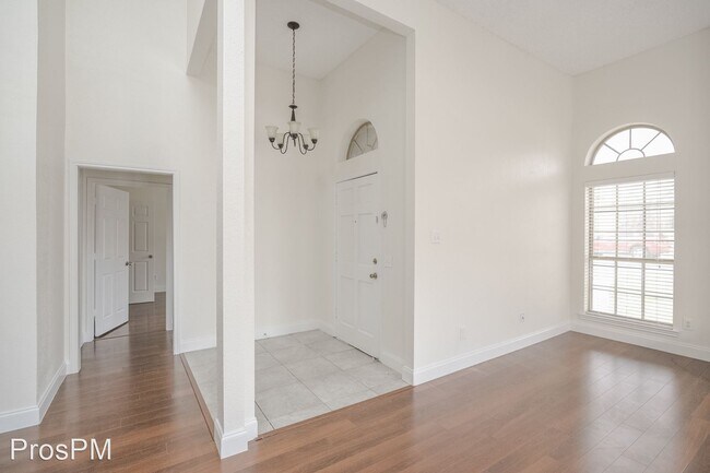 Building Photo - 3 br, 2.5 bath House - 2075 Camelot Dr.