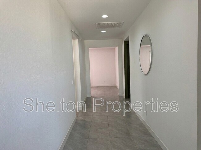 Building Photo - 10213 W Fairmount Ave
