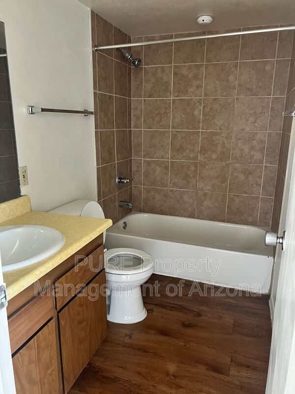 Foto del edificio - 231 E 2nd Ave