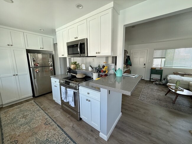 Kitchen - 1000 Highland Ave