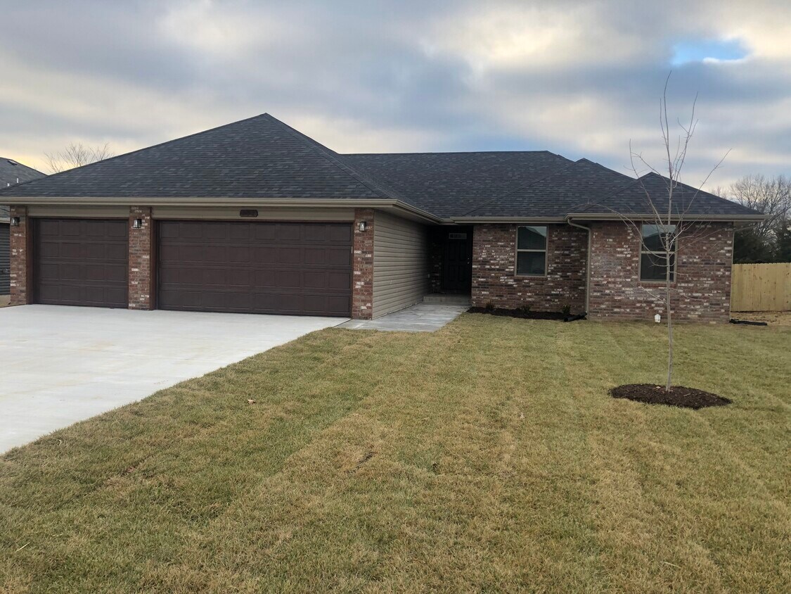 Foto principal - 252 W Hickory Hls St