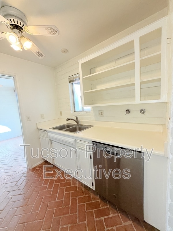 Foto del edificio - 629 W Las Lomitas Rd