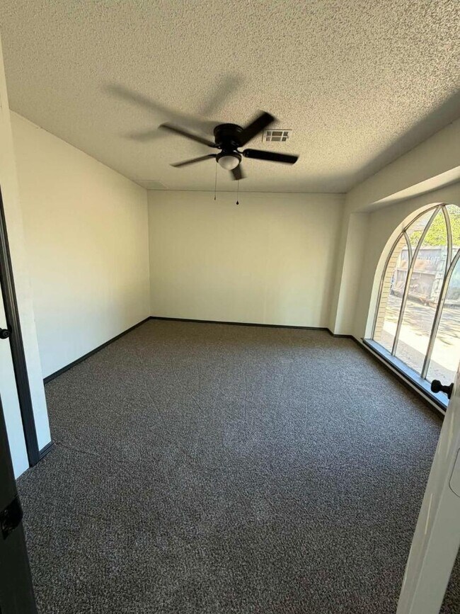Building Photo - 2816 N Crescent Dr