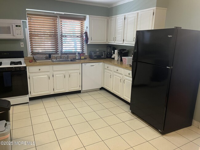 Building Photo - 1727 River Rd