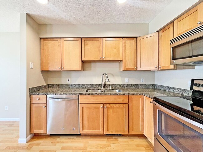 Foto del edificio - Beautifully Redone Modern Townhome with Large Deck, 2-Car Garage, Granite Kitchen, Vaulted Ceilin...