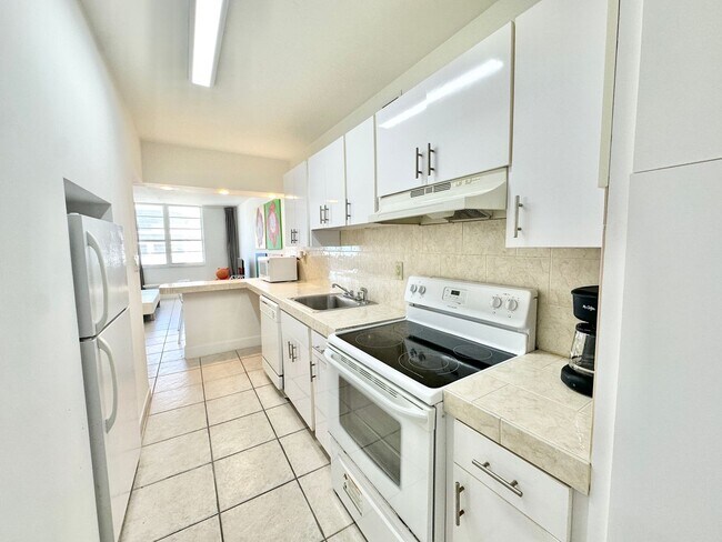 Foto del edificio - Amazing location: Close to Lincoln & the beaches: 1bed/1bath at the iconic Decoplage: available n...