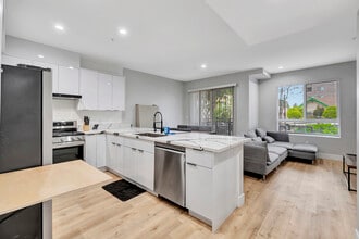 Building Photo - MH 1314 W 35th Pl